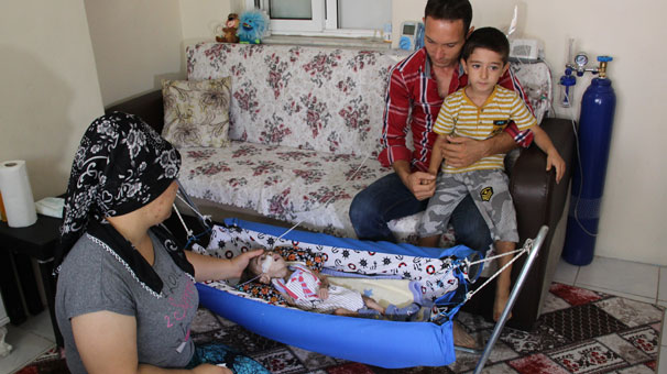 Çocukları gözlerinin önünde eriyor