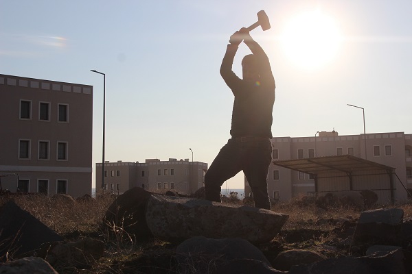 Çocukları için ekmeğini taştan böyle çıkarıyor