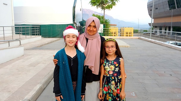 Çocukları için her gün 40 kilometre yol gidiyor