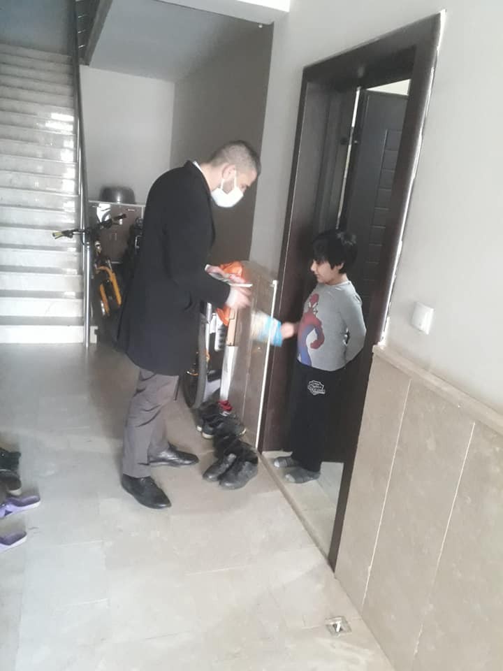 Çocukları kapıda ziyaret ederek kitap hediye ediyor 