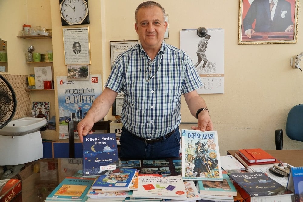 Çocukları kitap dağıtarak mutlu ediyor 