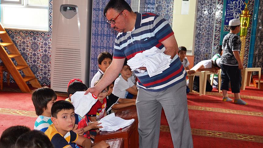 Çocukları Kur'an öğrenmeye özendiriyorlar