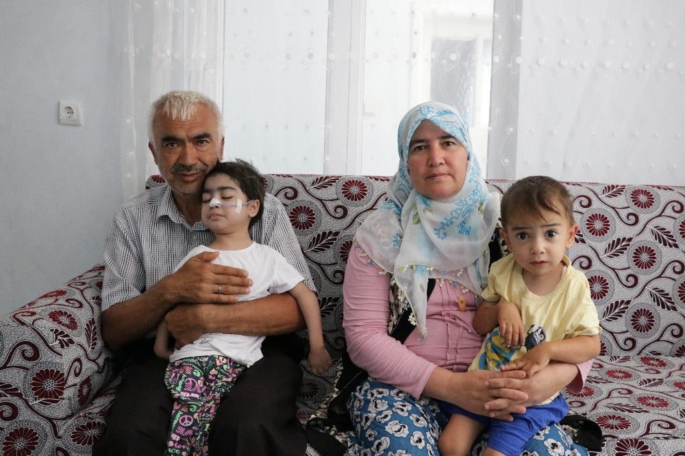Çocukları milyonda 1 görülen hastalığa yakalanan ailenin yardım çığlığı 