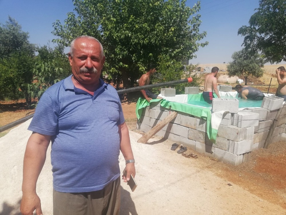 Çocukları sıcaktan bunalan baba evinin önüne seyyar havuz yaptı 