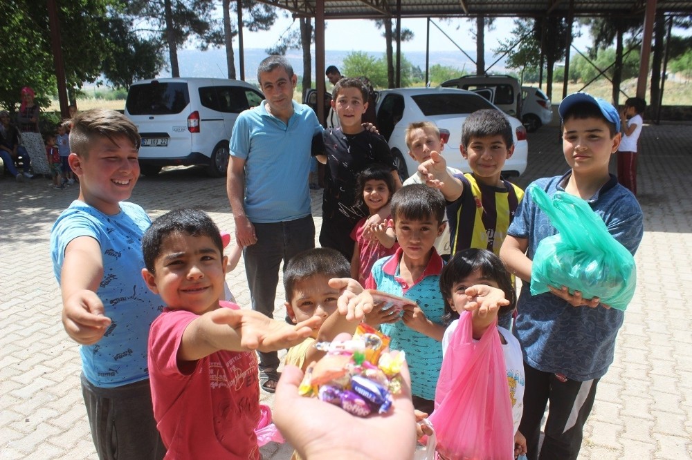 Çocukların Arefe gününde şeker sevinci 