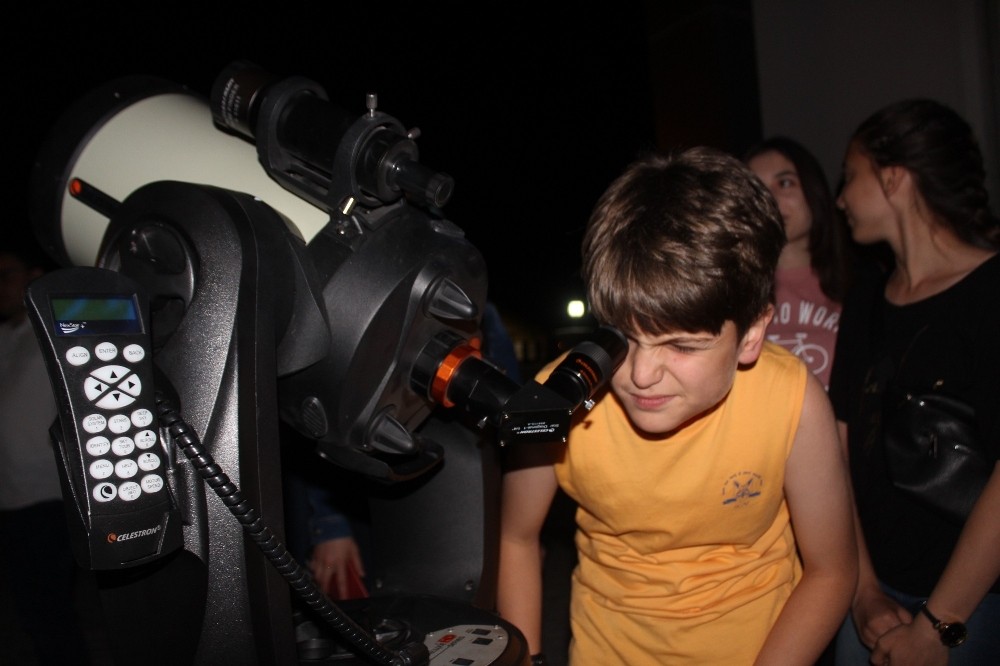 Çocukların ay gözlemi heyecanı 