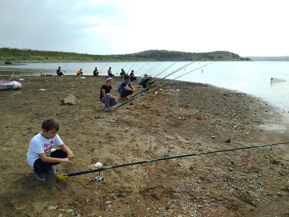 Çocukların balık tutma yarışı 