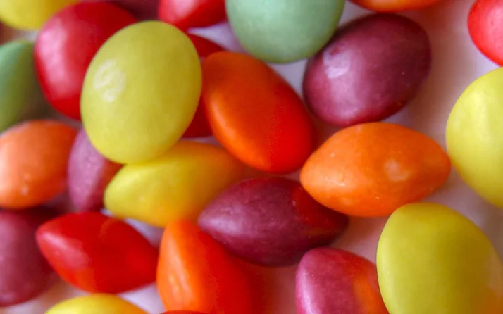 Çocukların bayılarak yediği şekerleri üreten firmaya büyük şok! İnsan kullanımına uygun değilmiş