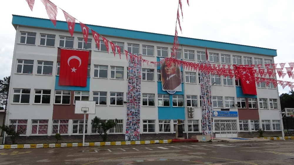 Çocukların bayram kutlamaları oluşturulan posterlerle sergilendi 