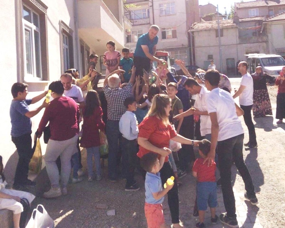 Çocukların bayram şekeri kapma yarışı 