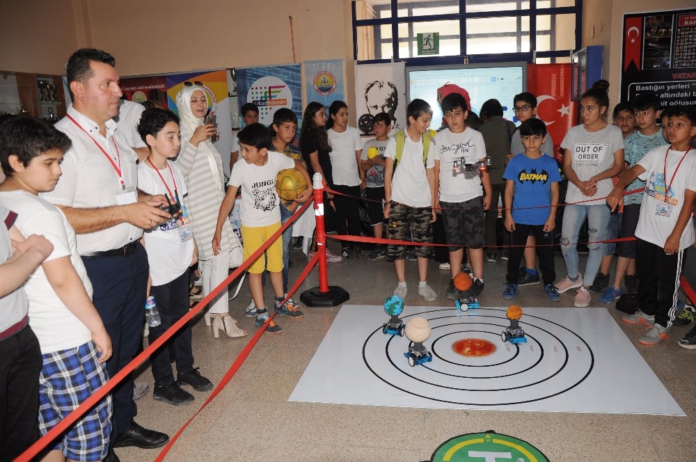 Çocukların bilim şenliğinde kodlanan robotlar sergilendi 