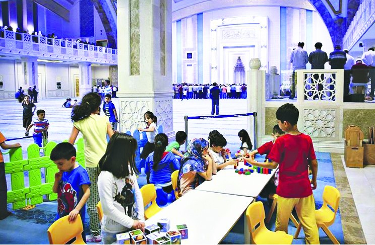 Çocukların camide oynaması laikçileri gerdi