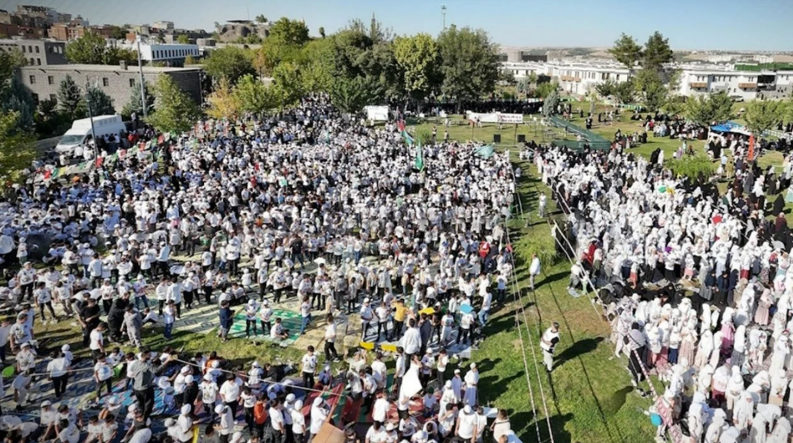 Çocukların dağa çıkıp silah kullanması serbest camiye gidip namaz kılması yasak! DEM Parti ‘çocuk istismarı’ dedi ve meclise taşıdı
