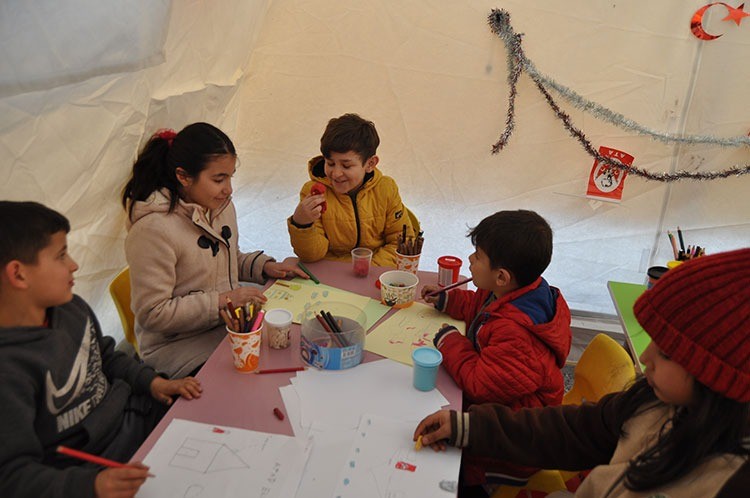 Çocukların depremle ilgili konuşmasına izin verilmeli
