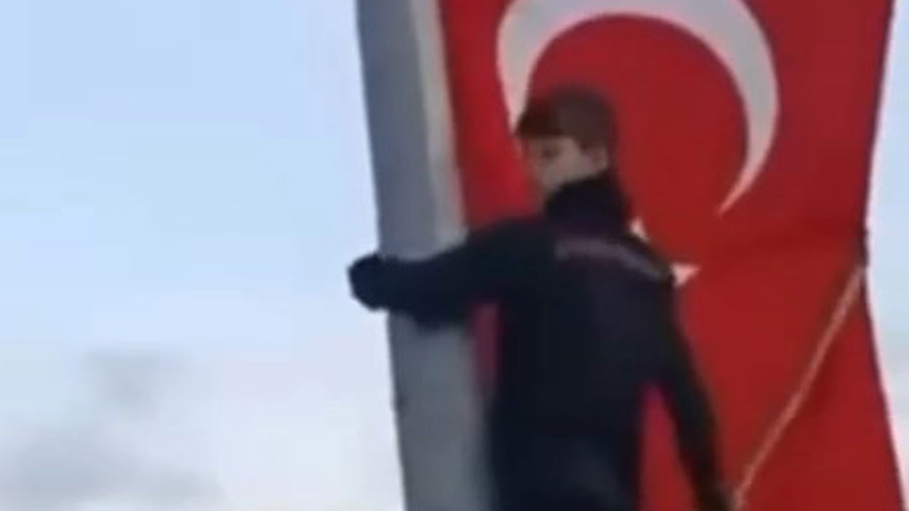 Çocukların duygulandıran bayrak sevgisi! Katlanmış bayrağı görünce duramadılar