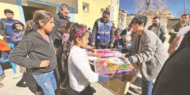 Çocukların elinde silah değil kalem olsun!