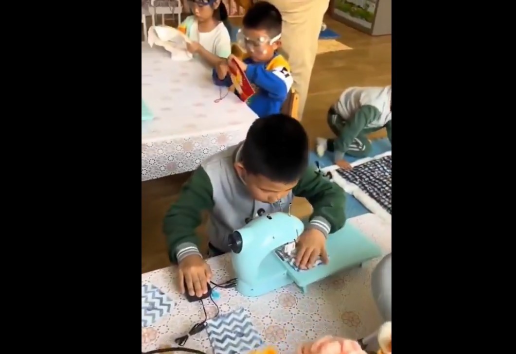 Bizimkiler de bale yaptıradursun! Çin'in anaokulu eğitimine bakın