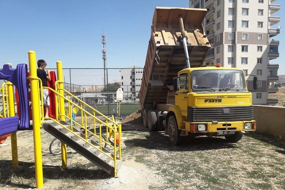 Çocukların güvenliği için oyun parklarının altına kum serimi yapıldı 