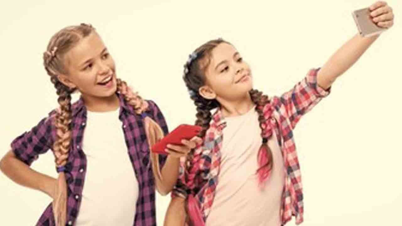 Çocukların internette selfie paylaşırken aldıkları korkunç risk! Selfie’lerin görünmeyen yüzü!