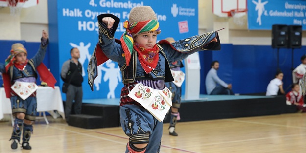 Çocukların kıyasıya yarıştığı 4. Geleneksel Halk Oyunları Festivalinde Ödüller sahiplerini buldu