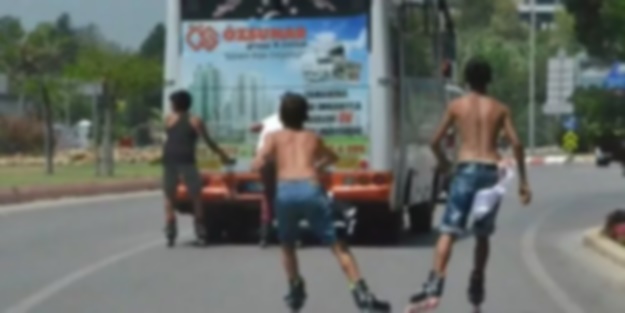 Çocukların otobüs ardındaki paten sevdası facia ile bitti