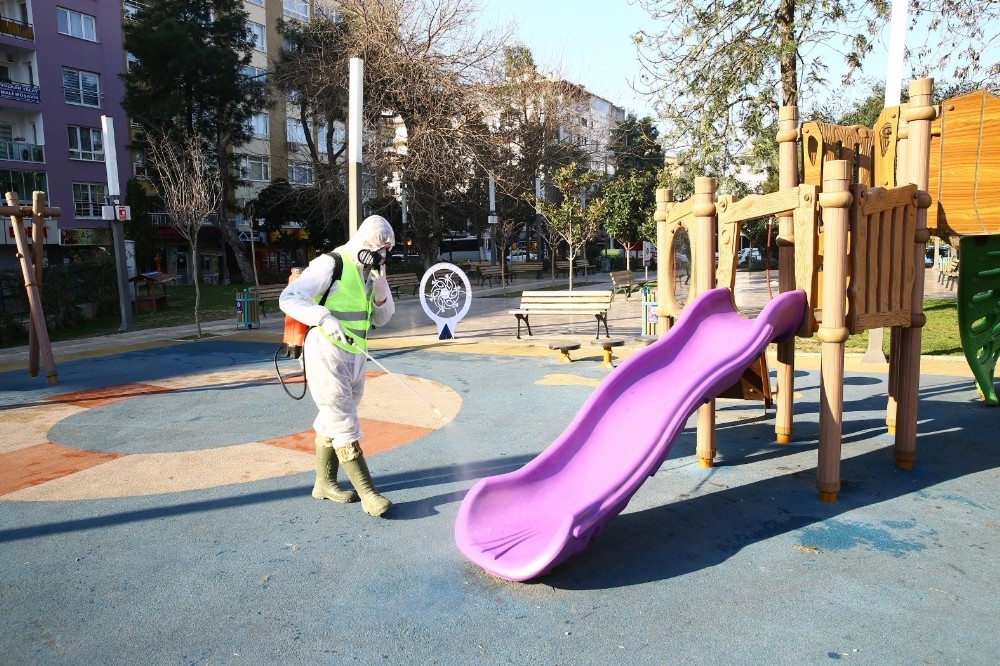 Çocukların oyun alanlarını dezenfekte edildi 