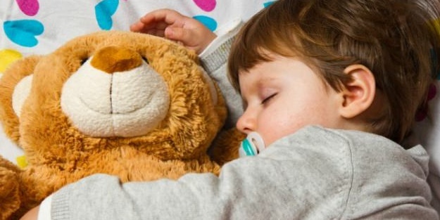 Çocukların oyuncakla uyuması zararlı mı?