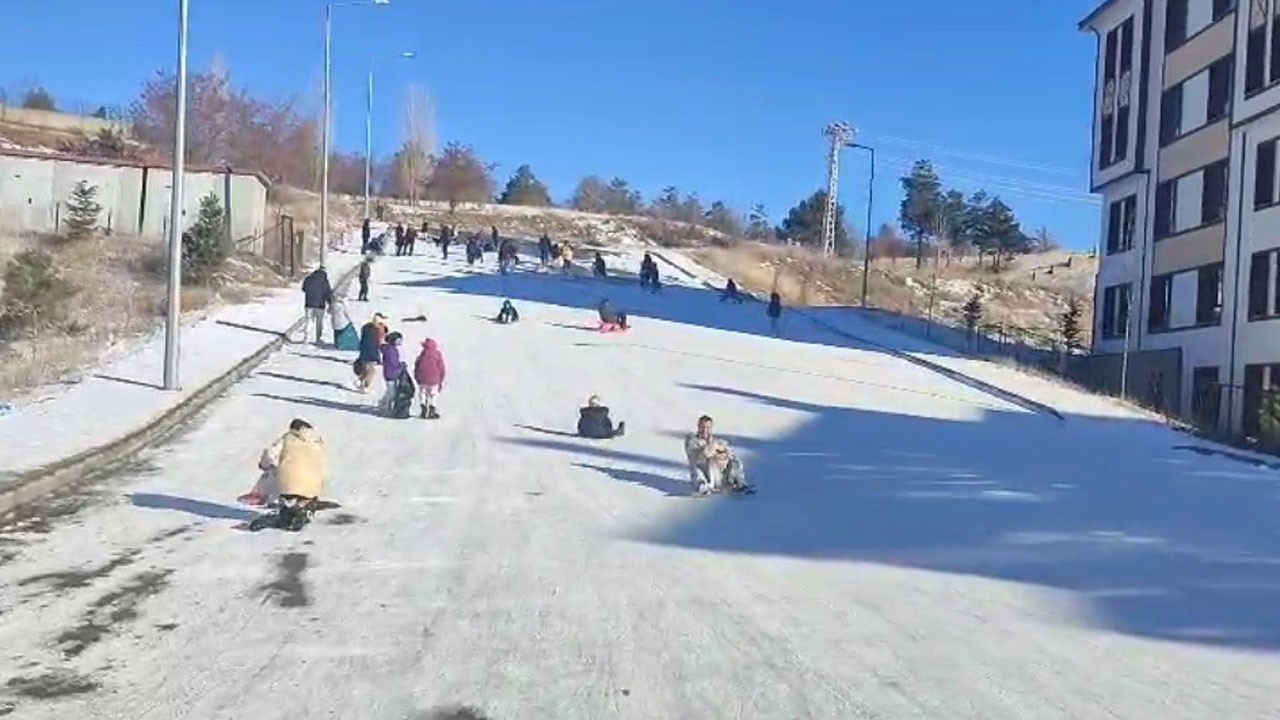 Çocukların sevinci görülmeye değerdi! Eksi 10 derece onları durduramadı