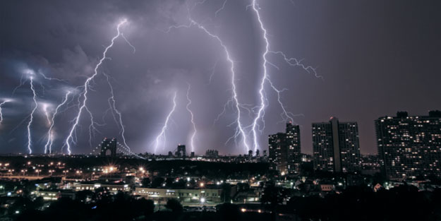 Çocukların üzerine yıldırım düştü: 50 yaralı