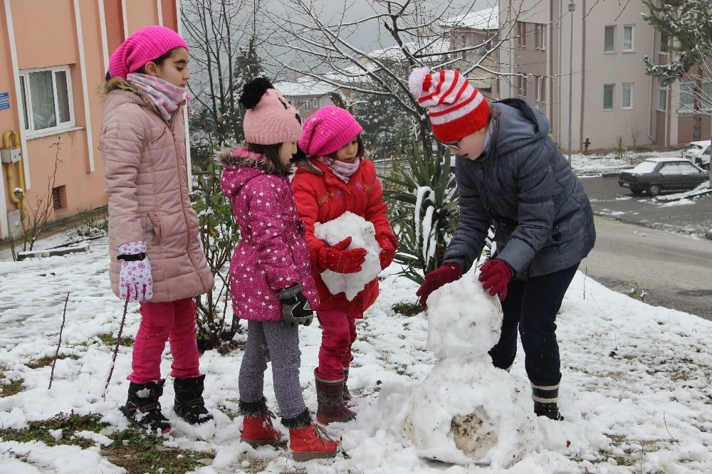 Çocukların uzun süredir beklediği kar yağdı 