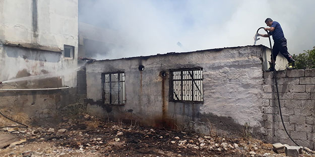 Çocukların yaktığı ateş bir evi küle çevirdi