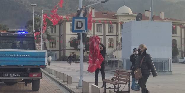 Çocukların yürekleri ısıtan bayrak hassasiyeti! O anlar böyle kaydedildi