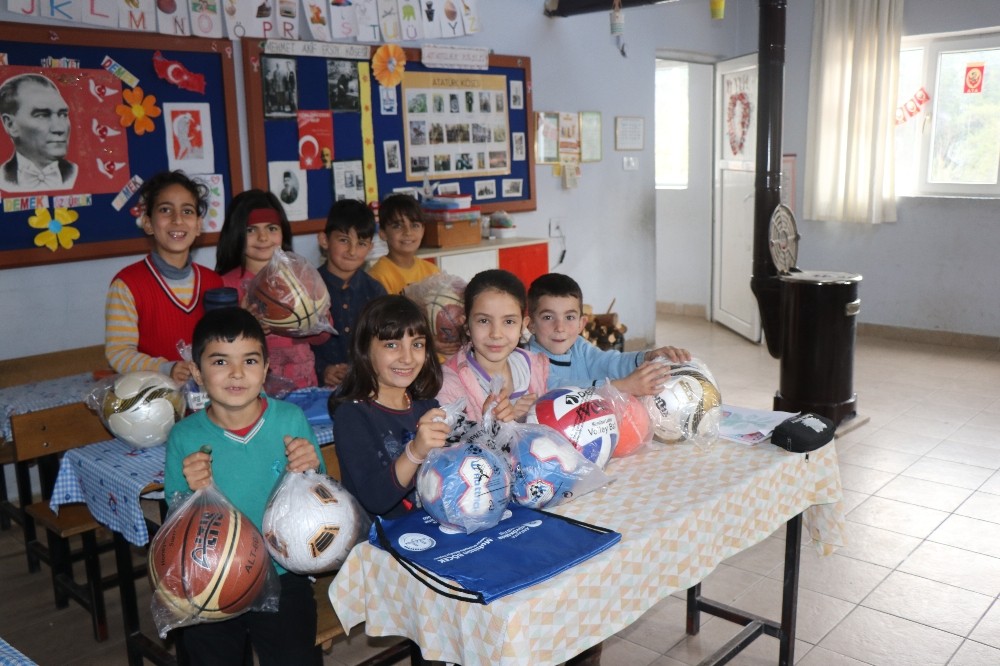 Çocukların yüzü spor malzemeleriyle güldü 