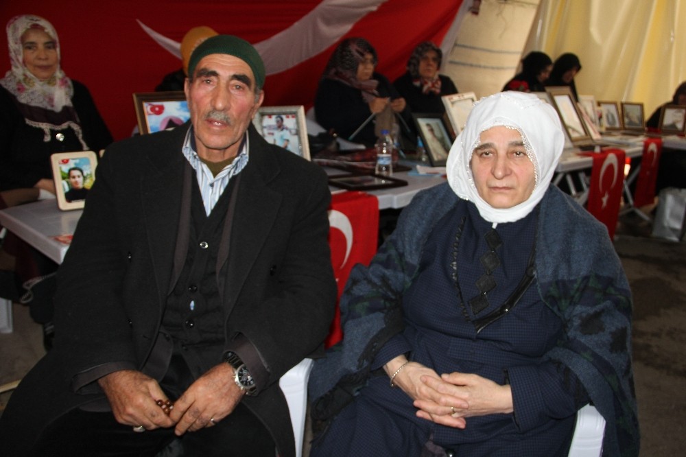 Çocuklarına kavuşmanın heyecanı içerisinde bekliyorlar 