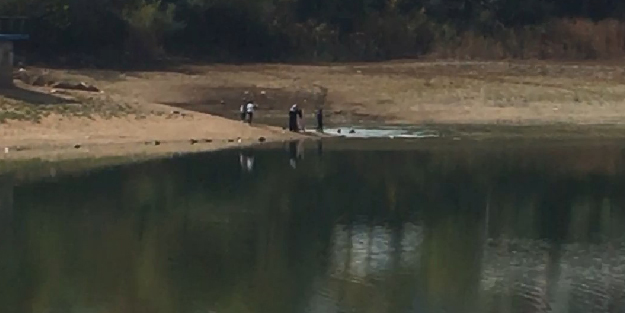 Çocuklarını boğulmaktan son anda babaları kurtardı! Korku dolu anlar kamerada