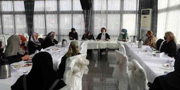 Çocuklarını daha iyi tanımak için kitap okuyorlar