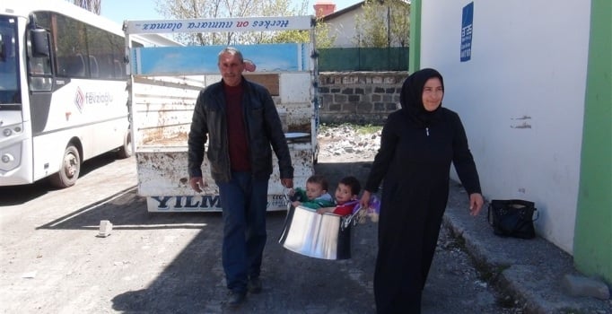 Çocuklarını kazana koyup taşıdılar