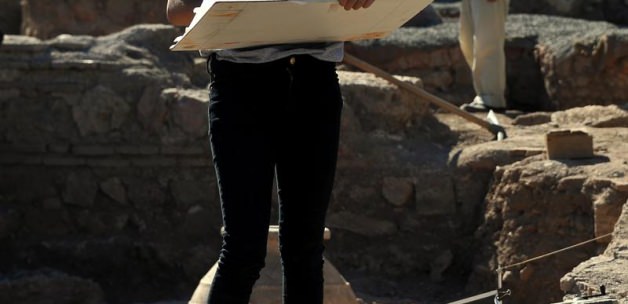 Çocuklarını kazı alanında büyüttü