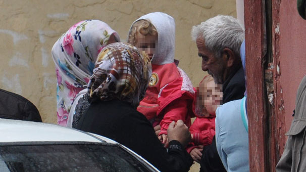 Çocuklarını odaya kapattı, eşini korkunç bir şekilde öldürdü
