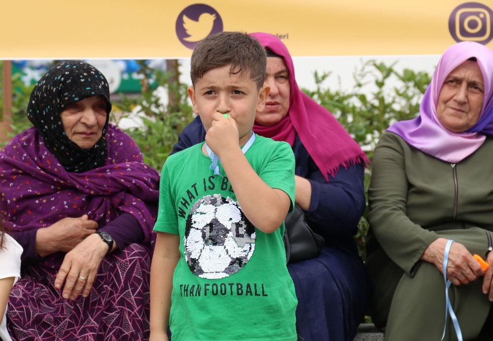Çocuklarının eskitemediği ayakkabıları meydana bıraktılar 