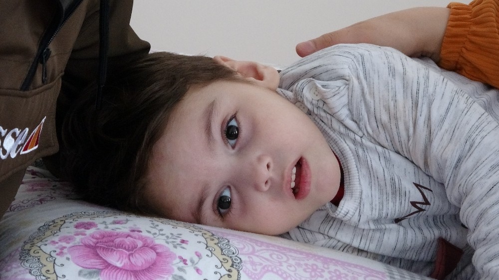 Çocuklarının hastalığına teşhis konulup, tedavi ettirmek istiyorlar 