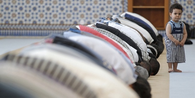 Çocuklarınızı da namaza götürün