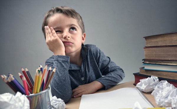 Çocuklarınızın ödevlerini tek başına yapmalarını istiyorsanız; bu yöntemi uygulayın