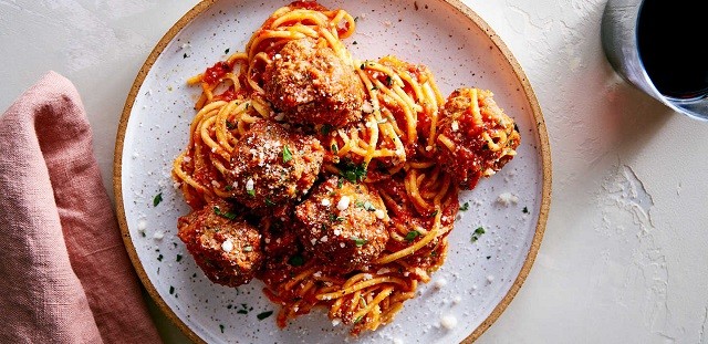 Çocuklarınızın yüzünü güldürecek şahane bir lezzet: Köfteli spagetti