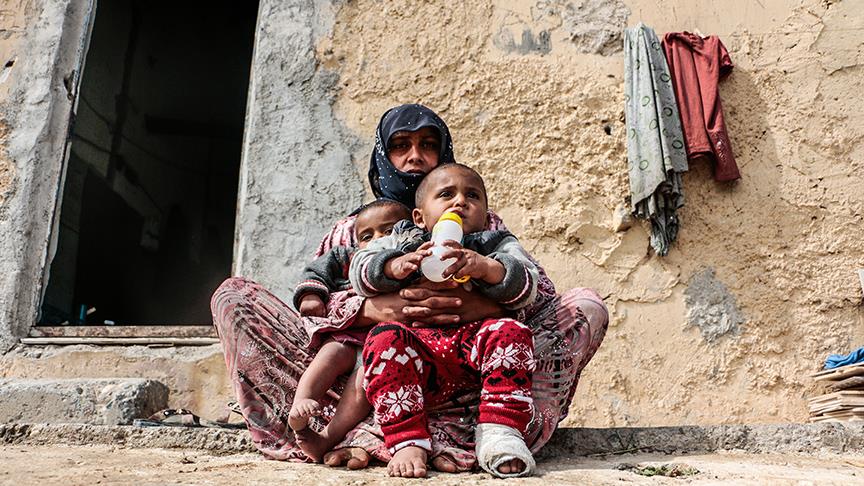 Çocuklarıyla eski trafo binasına sığındı