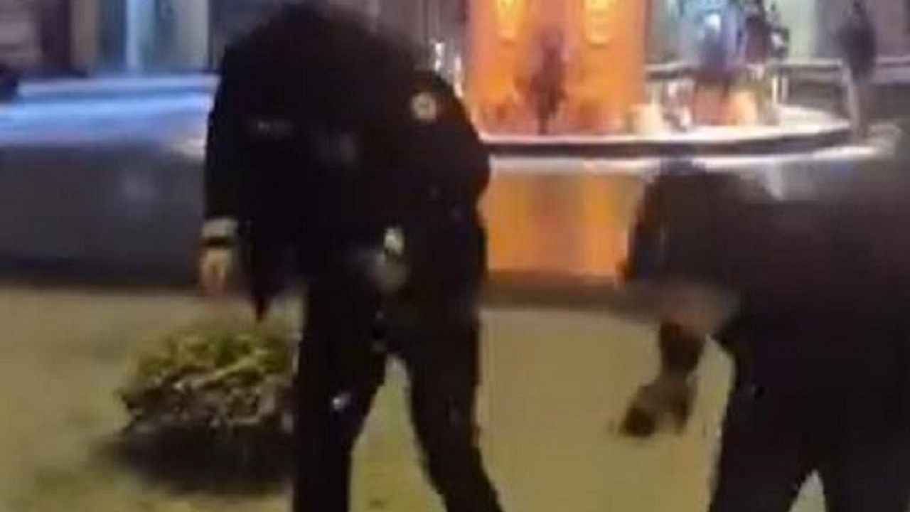 Çocuklarla polislerin kar topu savaşı