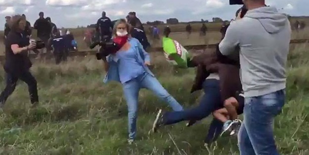 Çocuklu göçmene çelme takan kameramanı izlediniz mi?