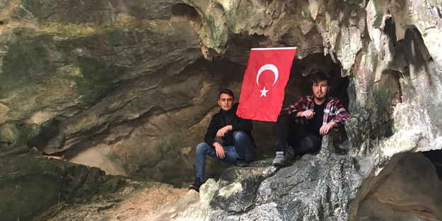 Çocukluğunda hikayesini dinlediği mağaraya çıkıp Türk bayrağı astı!