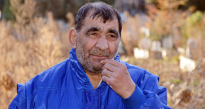 Çocukluğundan beri mezarlıkta yaşıyor