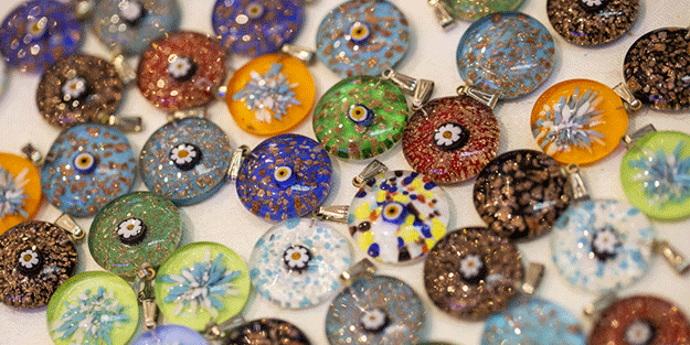 Çocukluk hayalini gerçekleştirdiği cam sanatında hem üretiyor hem öğretiyor